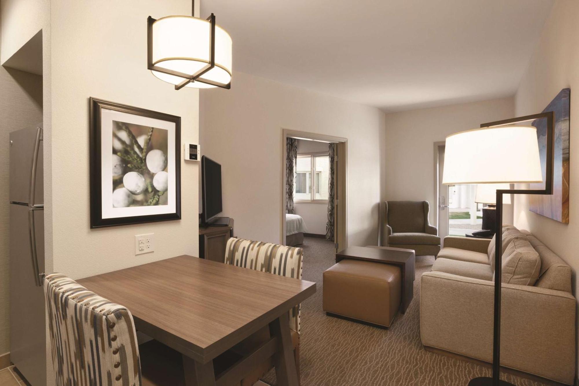 One-Bedroom Poolside Suite Patio,1706701368:JPEG